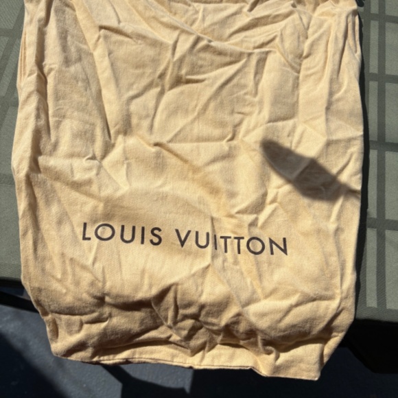 AUTHENTIC PRE-LOVED LOUIS VUITTON ALMA GM VERNIS AMARANTE LEATHER HANDBAG - Picture 3 of 3